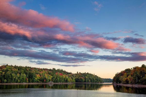 Collins, Ann 아티스트의 USA-New York-Adirondacks Autumn sunset on Indian Lake작품입니다.